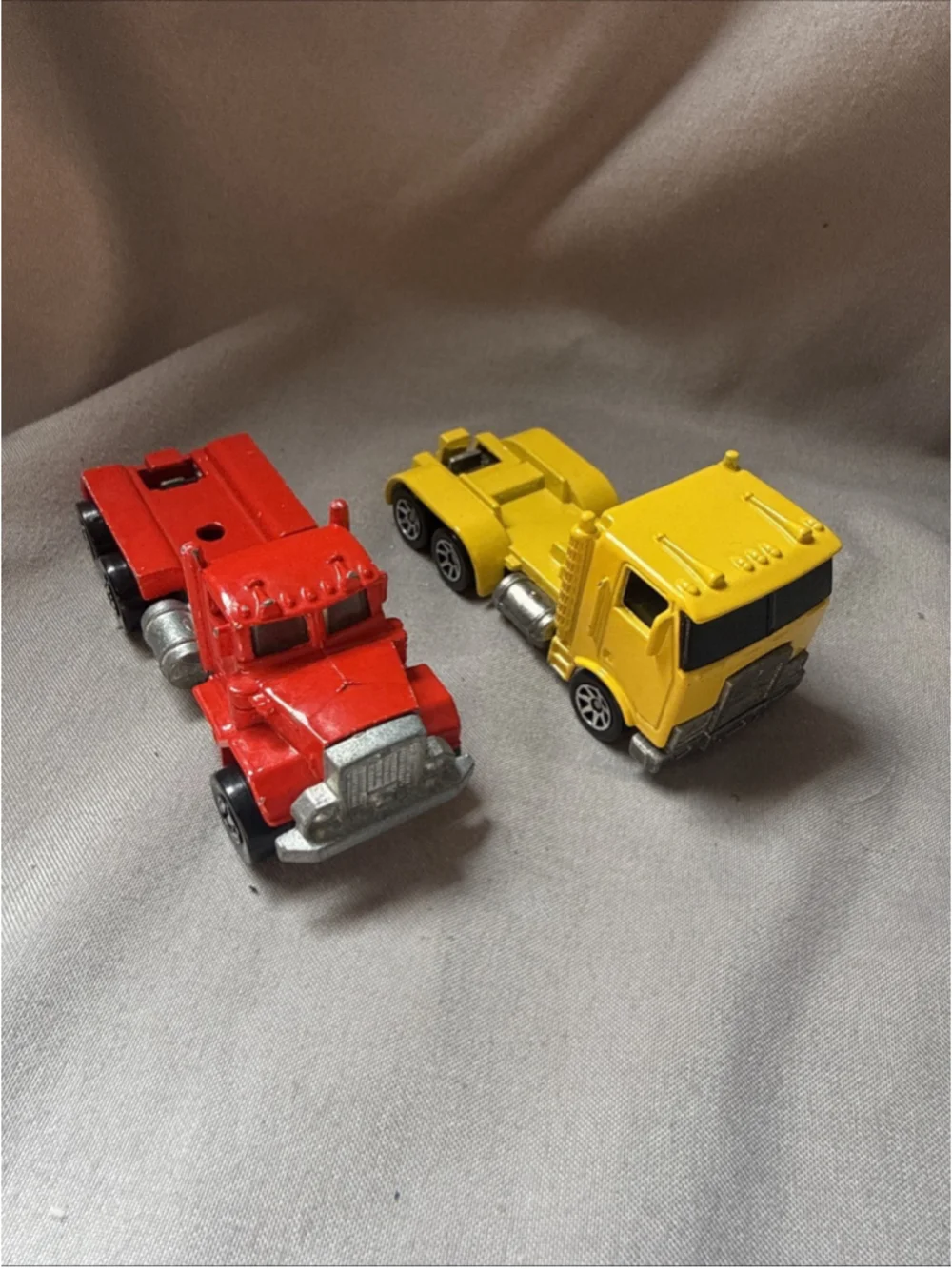 VINTAGE HOT WHEELS 1979 PETERBILT SEMI TRACTOR RED & HIGHWAY HAULER 1981 YELLOW